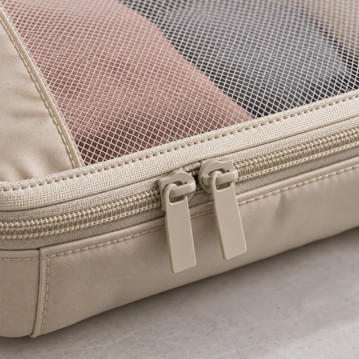 FOOIKOS compression zipper with a short rectangular beige pull tab